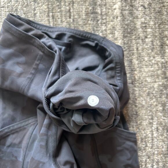 Lululemon Fast and Free Camo Bike Shorts, Pockets, Size 2 - Picture 5 of 6